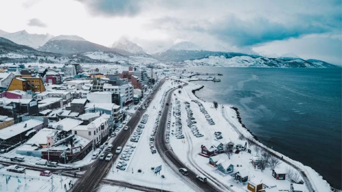 Termómetro marcando bajo cero en una calle nevada de Ushuaia