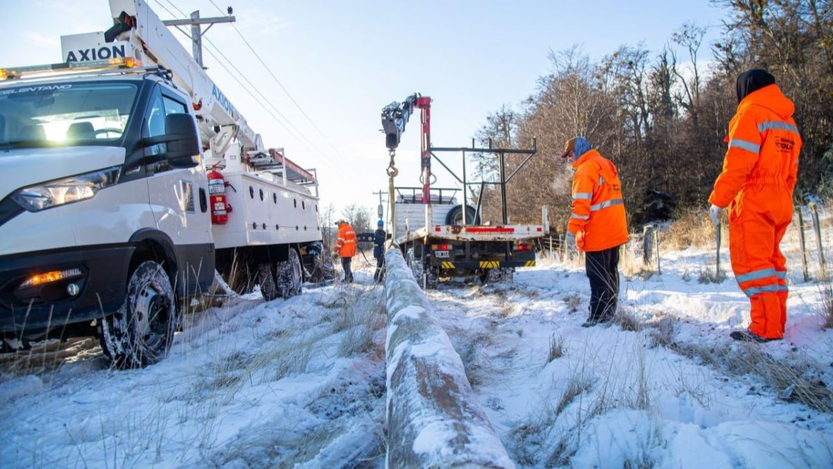 La DPE completó el recambio de postes y la renovación de un tramo de la red eléctrica en Tolhuin