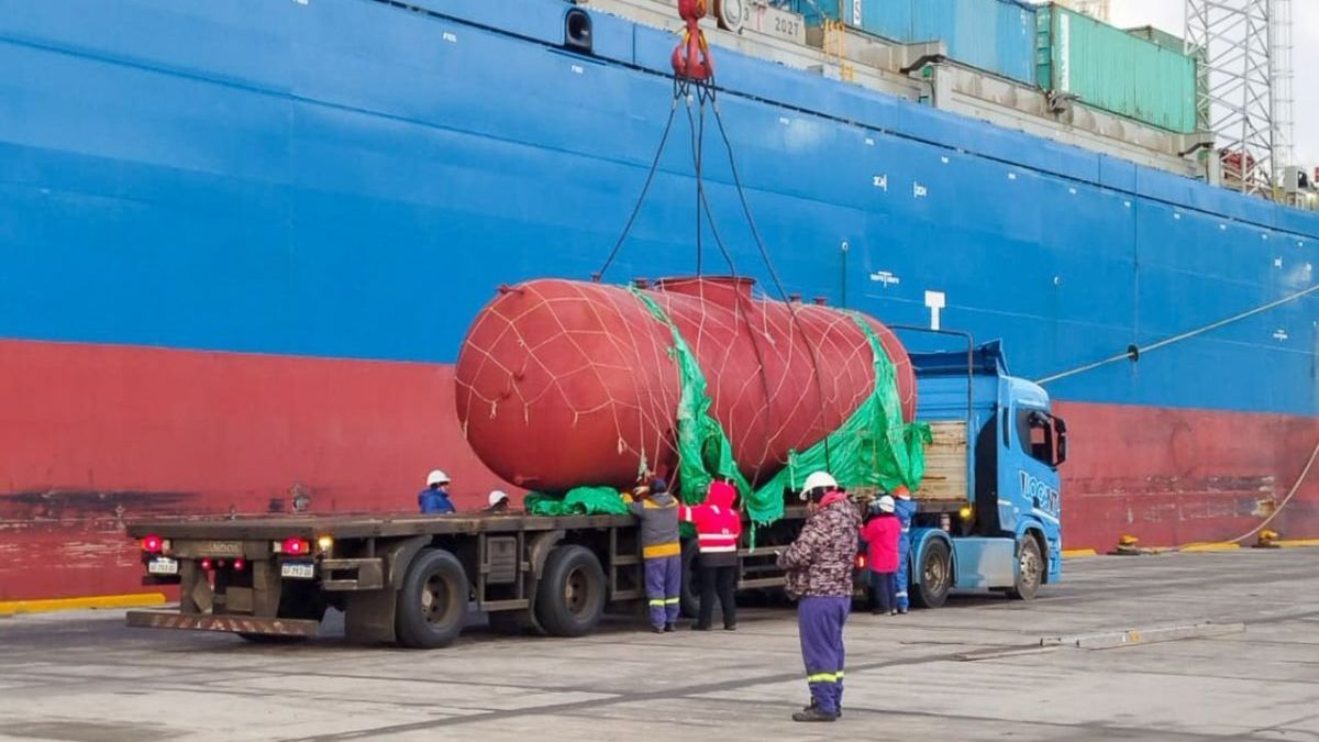 Comenzó el histórico operativo de descarga y transporte del equipamiento de la nueva usina 