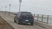 El Municipio intervino ante el arrojo de escombros y la circulación de un vehículo por una vía peatonal en la costanera