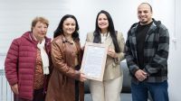 Arce hizo entrega de la declaración de interés a la subcampeona provincial de malambo femenino, Julieta Cortes