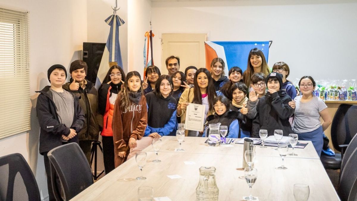 Colazo recibió a estudiantes que investigan los efectos del uso excesivo de celulares en las infancias
