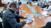 El Municipio de Ushuaia firmó el contrato para pavimentar la calle Los Ñires