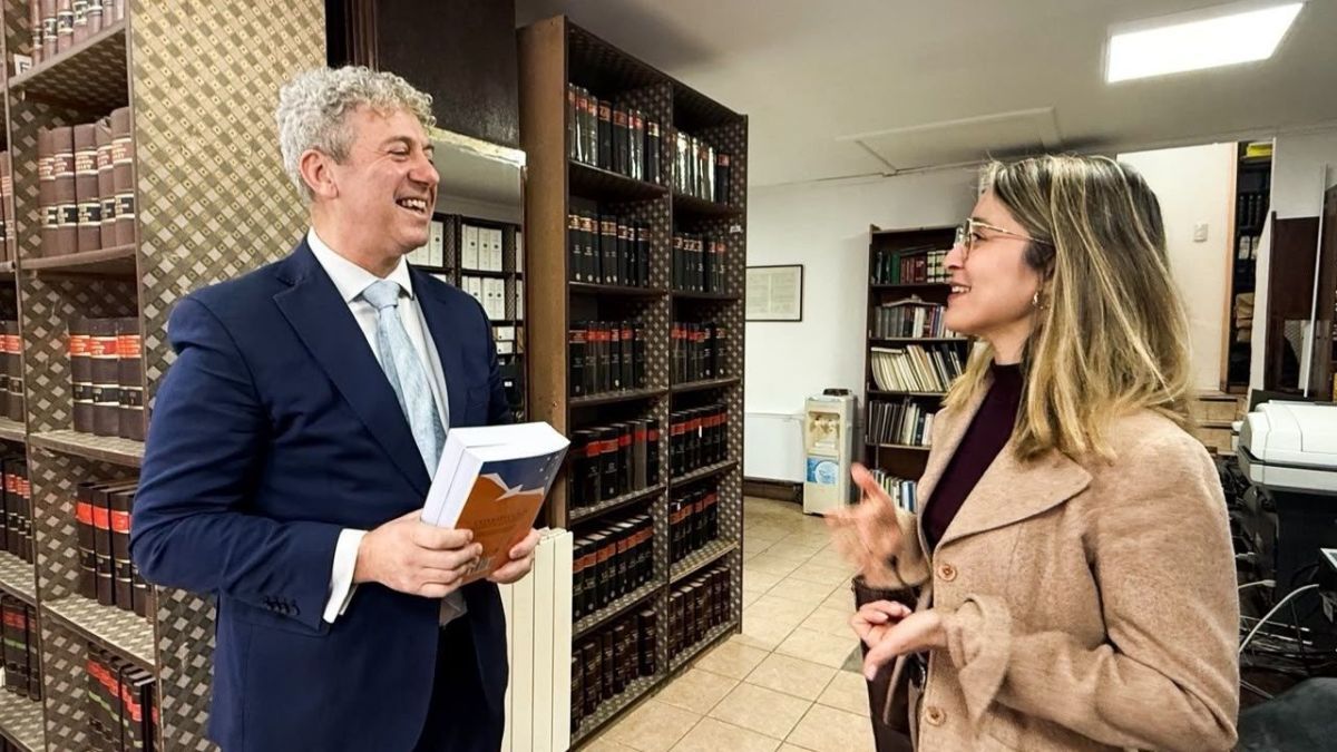 Löffler entregó a la Legislatura el segundo tomo de su obra sobre la Constitución Provincial