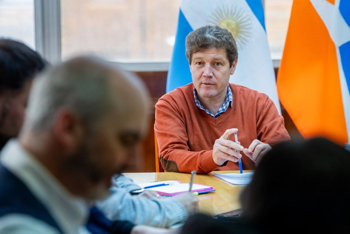 Melella firmó el decreto que declara la emergencia salarial docente por el plazo de 12 meses