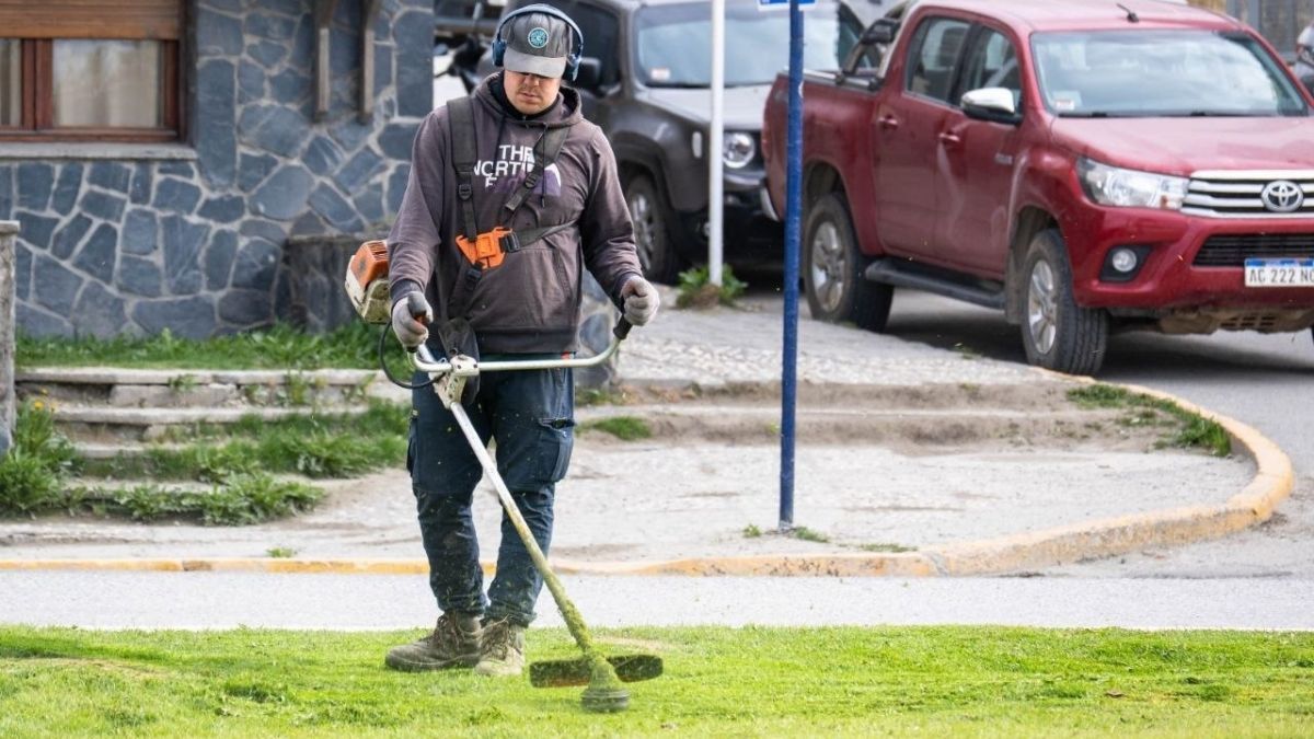 Impulsan tareas de limpieza y mantenimiento en los espacios verdes de Ushuaia